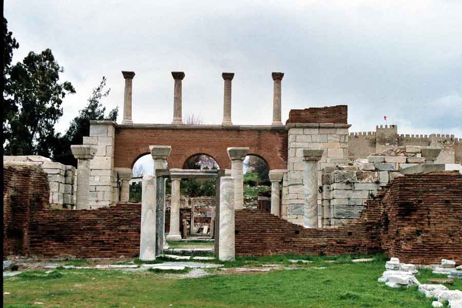 Ephesus-Selçuk_the_entrance_to_the_Basilica_of_St._John