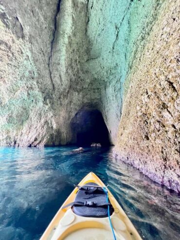 Kayak en Lycie dans une grotte